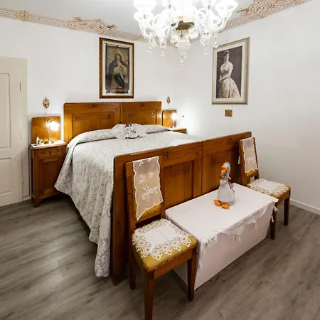 Palazzo Cervesato: Regina Margherita Konukevi